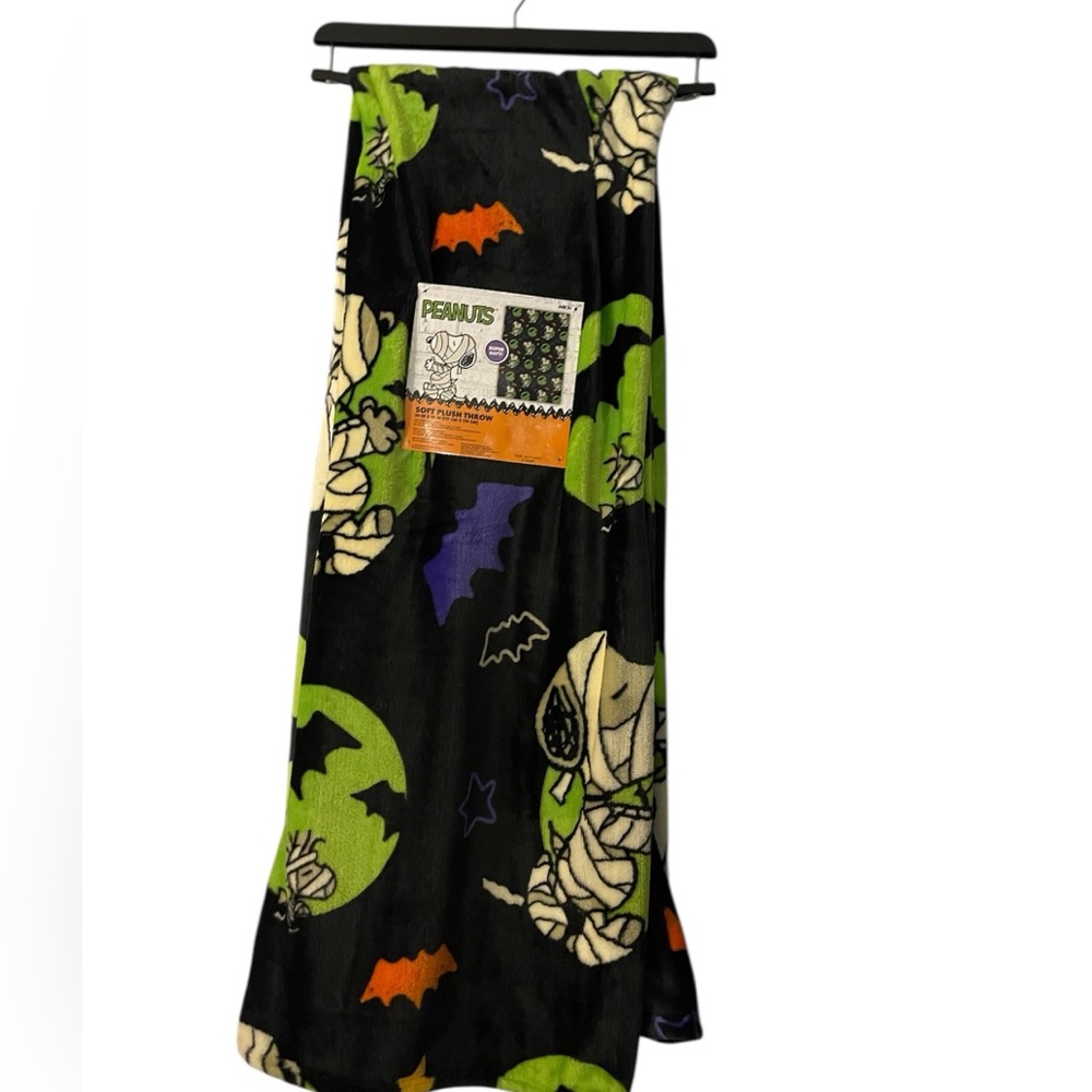 New “Peanuts/Snoopy/Charlie Brown” Halloween Throw/Blanket